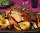Roastbeef und Yorkshire-Pudding mit Karotten und roten Zwiebeln