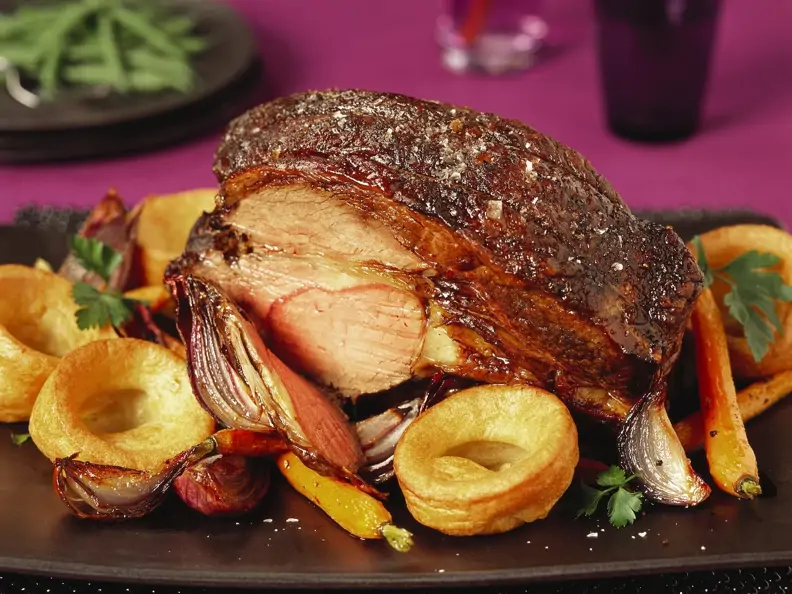 Roastbeef und Yorkshire-Pudding mit Karotten und roten Zwiebeln