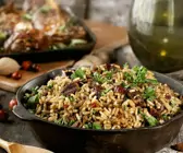 Reispfanne mit Cranberries und Pekannüssen