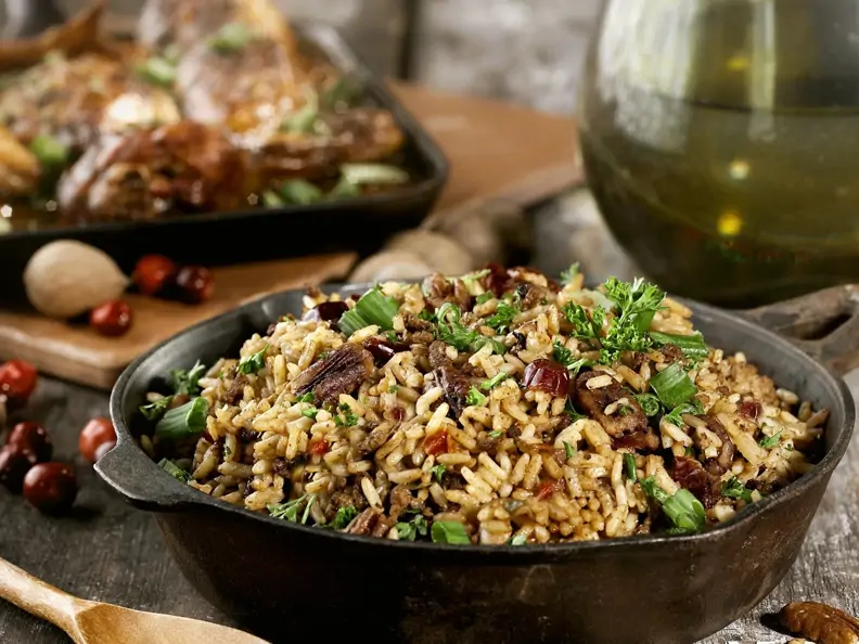Reispfanne mit Cranberries und Pekannüssen