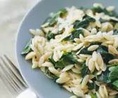 Spinatsalat mit Orzo-Nudeln