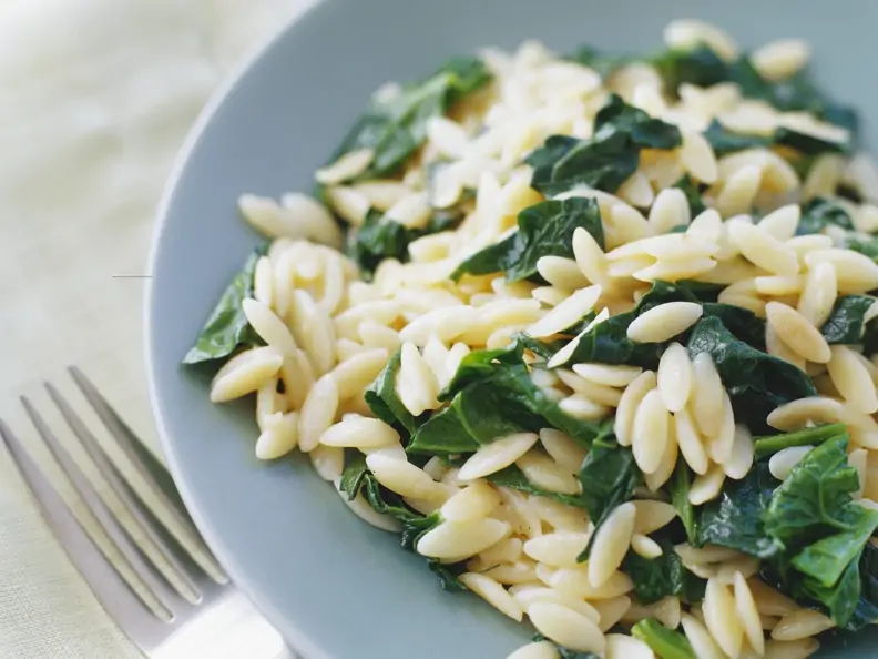 Spinatsalat mit Orzo-Nudeln