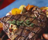 Steak vom Grill mit Gemüse