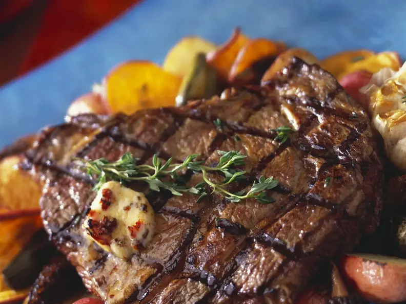 Steak vom Grill mit Gemüse
