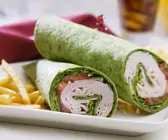 Grünes Wrap mit Putenschinken, Tomate und Salat