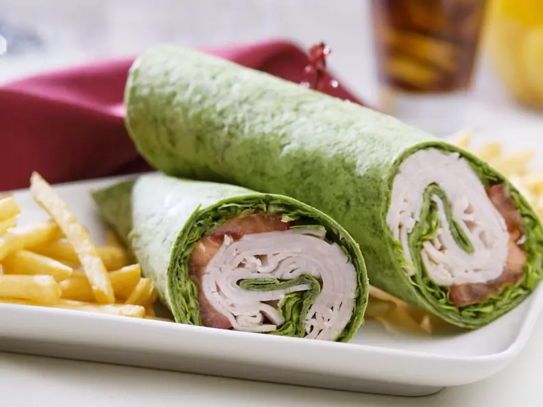 Grünes Wrap mit Putenschinken, Tomate und Salat