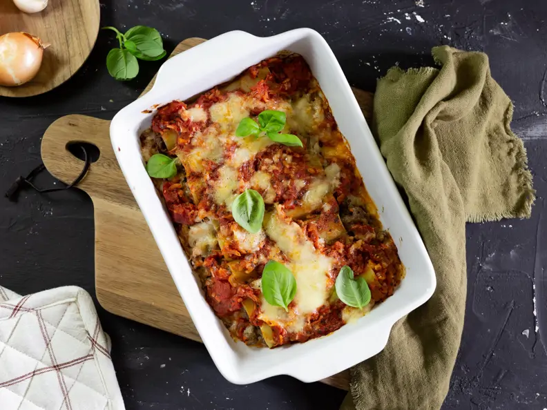 Überbackene Nudeln mit Tomatensoße und Käse