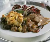 Entenbraten mit Zwiebeln und Pilzen