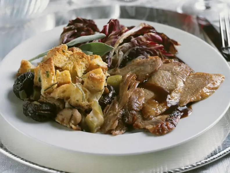Entenbraten mit Zwiebeln und Pilzen
