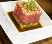 Gehackter Thunfisch mit Avocado