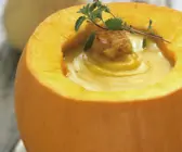 Cremige Kürbissuppe mit Parmesanchips und Minze