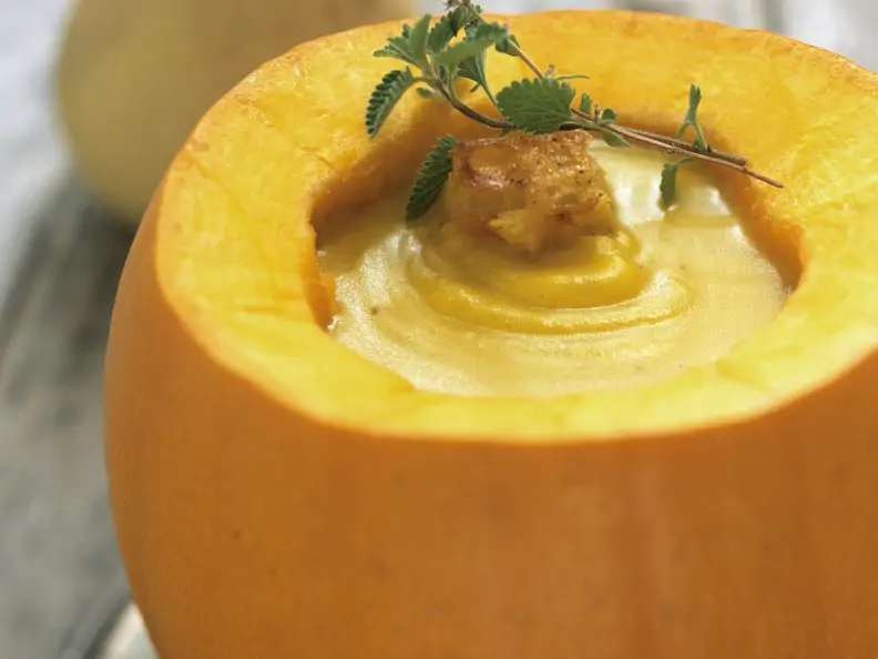 Cremige Kürbissuppe mit Parmesanchips und Minze