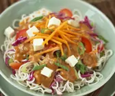 Asiatische Nudeln mit Gemüse, Tofu und Erdnusscreme