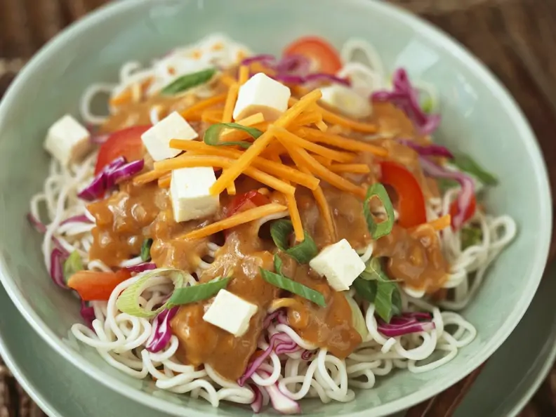 Asiatische Nudeln mit Gemüse, Tofu und Erdnusscreme