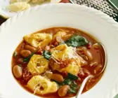 Tomatensuppe mit Bohnen und Tortellini