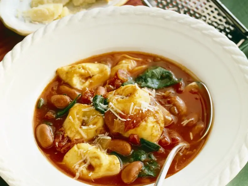 Tomatensuppe mit Bohnen und Tortellini