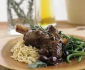 Lammhaxe mit Orzo und grünen Bohnen