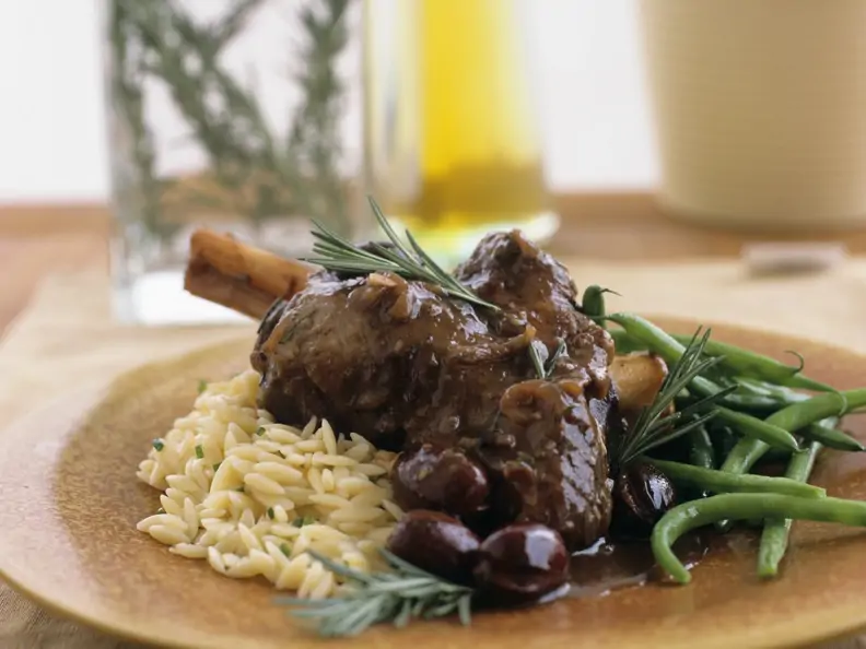 Lammhaxe mit Orzo und grünen Bohnen