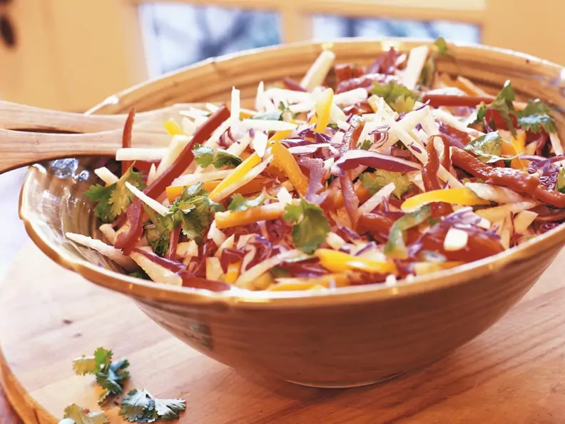 Bunter Krautsalat mit Paprika und Yambohne (Jicama)