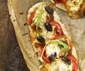 Pizza mit Tomaten und Rucola