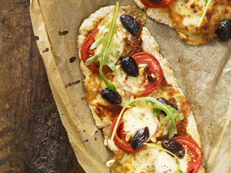 Pizza mit Tomaten und Rucola
