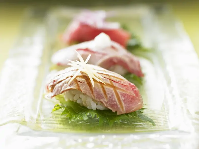 Sushi mit gebratenem Thunfisch