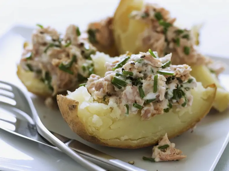 Ofenkartoffel mit Thunfischsalat