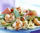 Asiatische Nudeln mit Gemüse und Shrimps