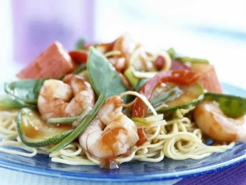 Asiatische Nudeln mit Gemüse und Shrimps