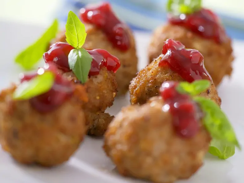 Hackbällchen mit Cranbeerymarmelade