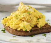 Krabben-Rührei mit Toast