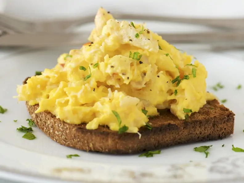 Krabben-Rührei mit Toast