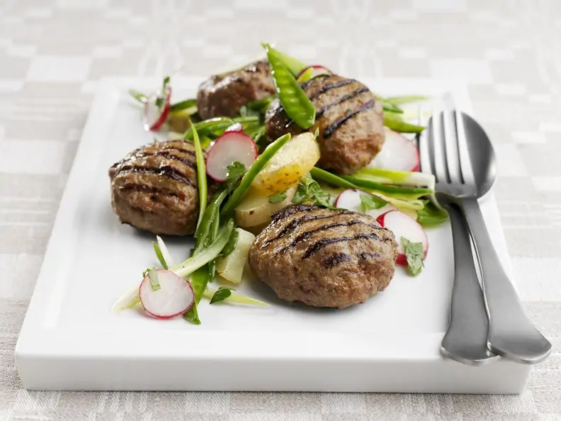 Frikadellen mit Zuckerschoten-Kartoffelsalat