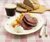 Ochsenfleisch mit gedünstetem Suppengemüse und Kräutercreme