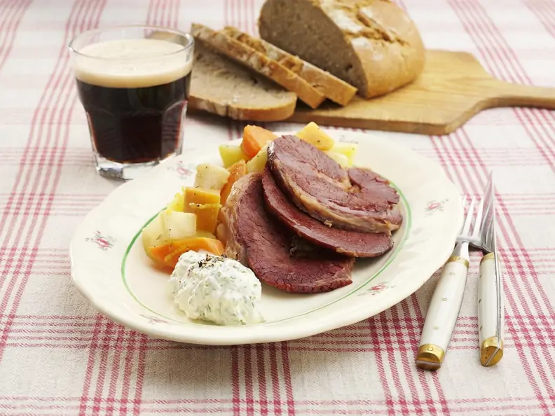 Ochsenfleisch mit gedünstetem Suppengemüse und Kräutercreme