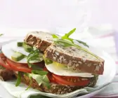Doppeldecker mit Tomaten, Mozzarella, Avocado und Rucola