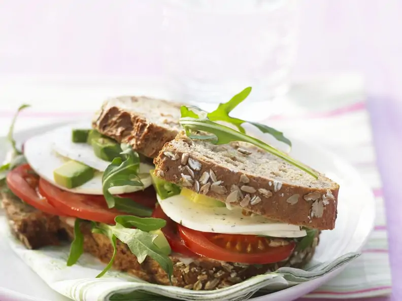 Doppeldecker mit Tomaten, Mozzarella, Avocado und Rucola