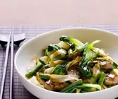 Fleisch und Pak Choy aus dem Wok