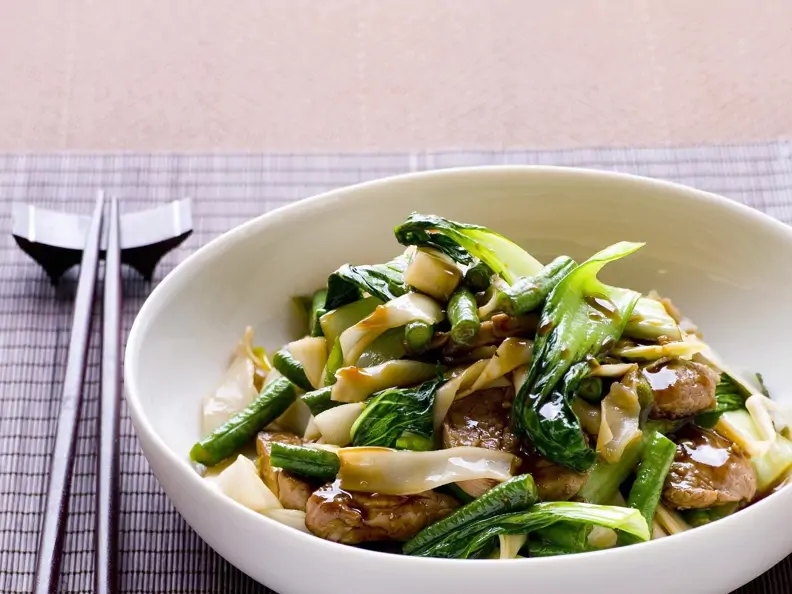 Fleisch und Pak Choy aus dem Wok