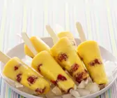 Mango-Eis mit Himbeeren