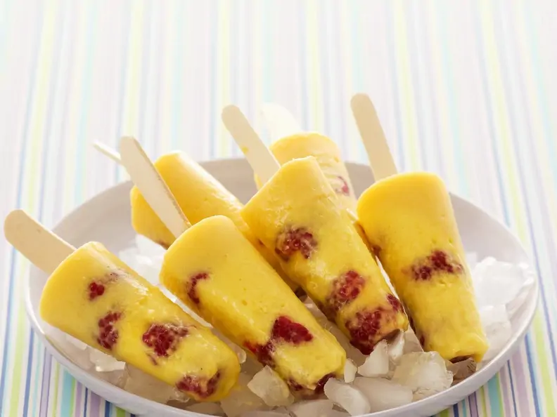 Mango-Eis mit Himbeeren