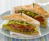 Sandwich mit Bacon und Tomate