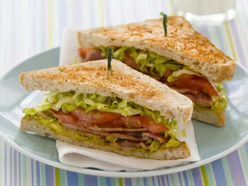 Sandwich mit Bacon und Tomate