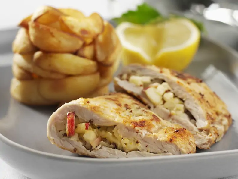 Hähnchenbrust mit Füllung und Kartoffelwedges