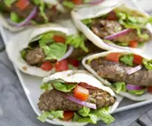 Pita mit Lammfrikadellen und Salat