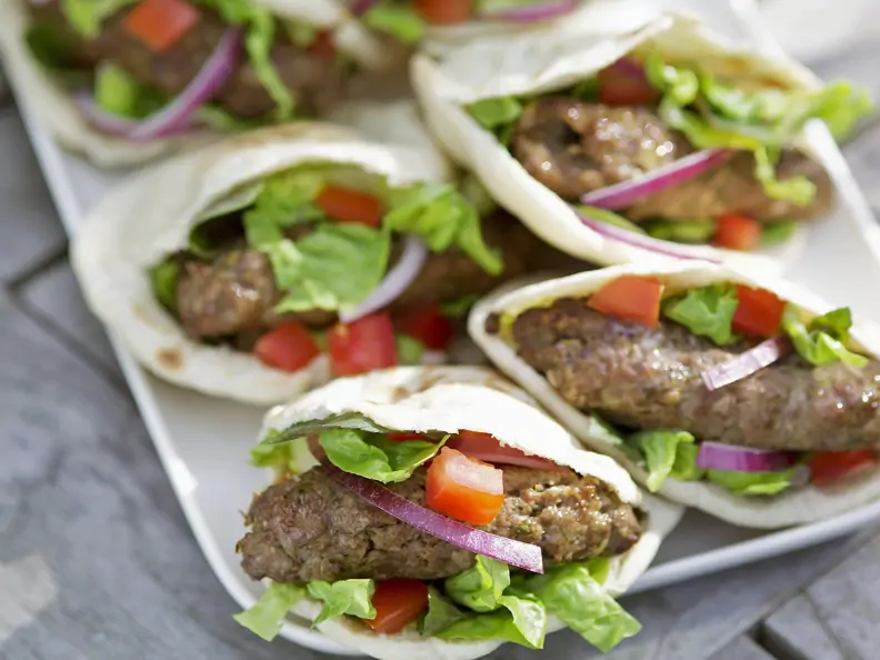 Pita mit Lammfrikadellen und Salat