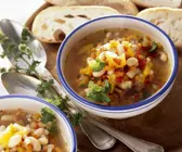 Bohnensuppe auf rumänische Art