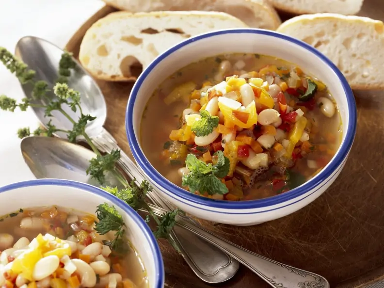 Bohnensuppe auf rumänische Art