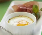 Im Ofen gestockte Eier (Oeufs Cocotte) mit Schinken