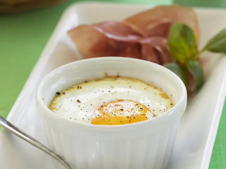 Im Ofen gestockte Eier (Oeufs Cocotte) mit Schinken